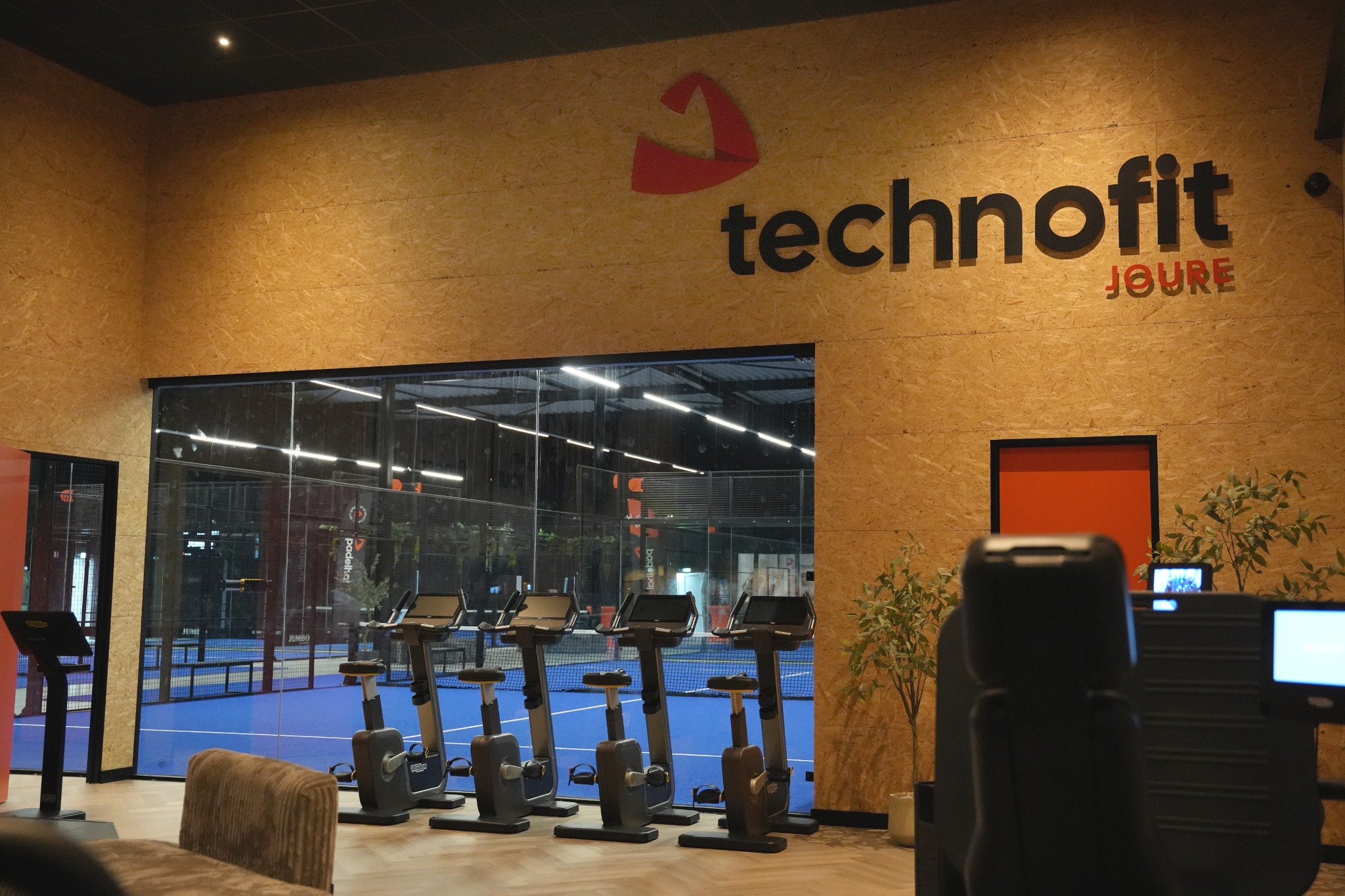 Cardiotoestellen met uitzicht op de padelbanen